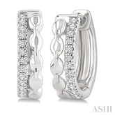 1/10 Ctw Round Cut Diamond Open Link Petite Huggie Earrings in 10K White Gold