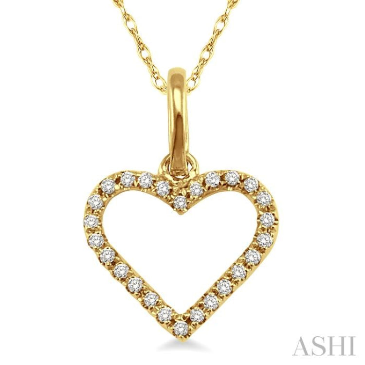 1/10 Ctw Round Cut Diamond Heart Shape Pendant in 14K Yellow Gold with Chain 1/10 Ctw Round Cut Diamond Heart Shape Pendant in 14K Yellow Gold with Chain