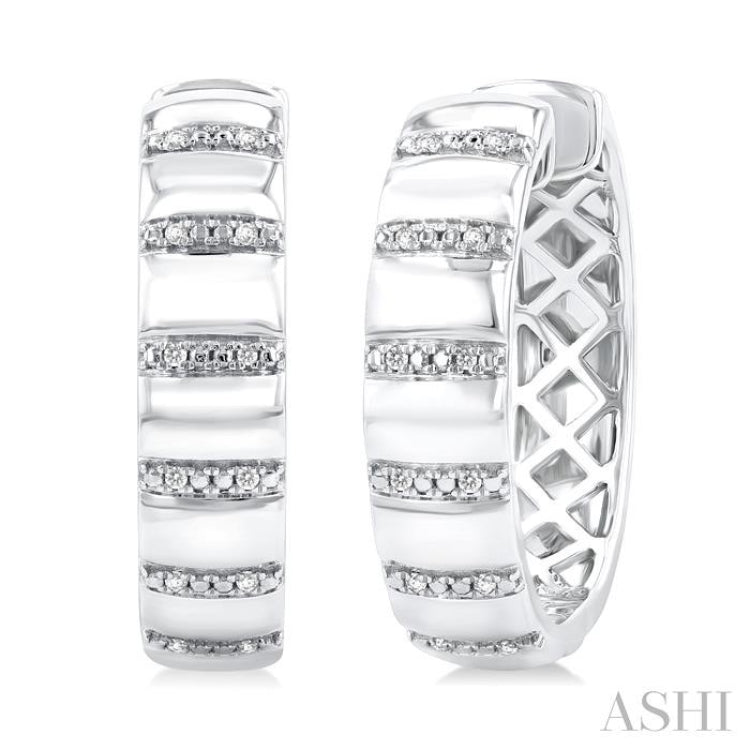 1/10 Ctw Ribbed Round Cut Diamond Bold Fashion Hoop Earring in Sterling Silver 1/10 Ctw Ribbed Round Cut Diamond Bold Fashion Hoop Earring in Sterling Silver