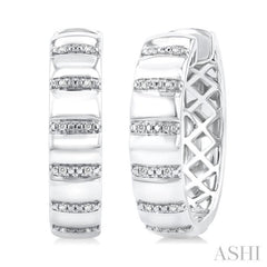 1/10 Ctw Ribbed Round Cut Diamond Bold Fashion Hoop Earring in Sterling Silver 1/10 Ctw Ribbed Round Cut Diamond Bold Fashion Hoop Earring in Sterling Silver