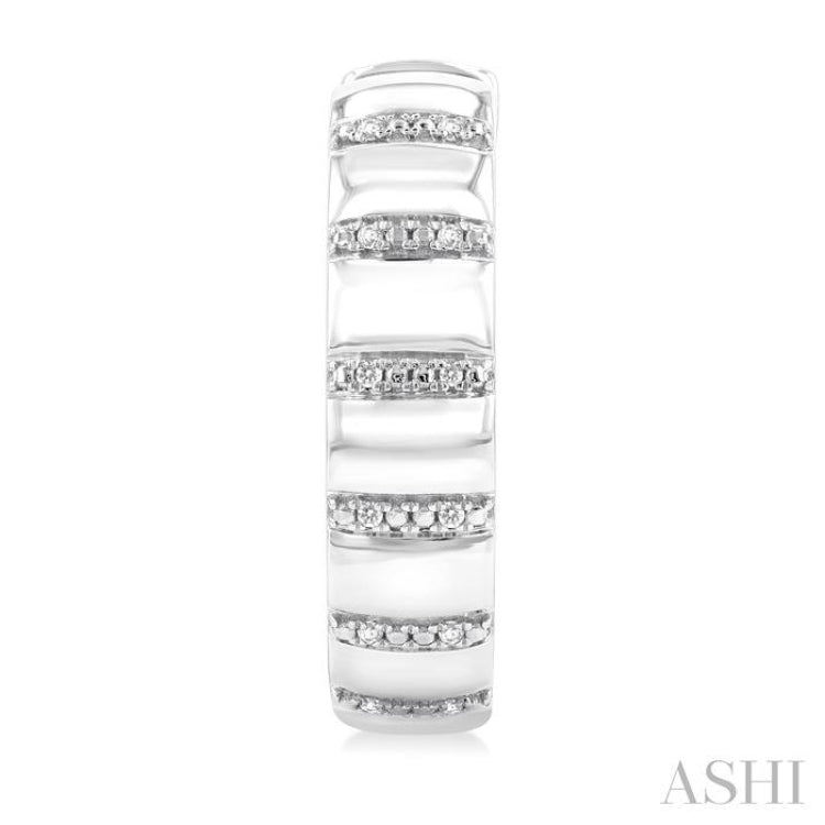 1/10 Ctw Ribbed Round Cut Diamond Bold Fashion Hoop Earring in Sterling Silver 1/10 Ctw Ribbed Round Cut Diamond Bold Fashion Hoop Earring in Sterling Silver