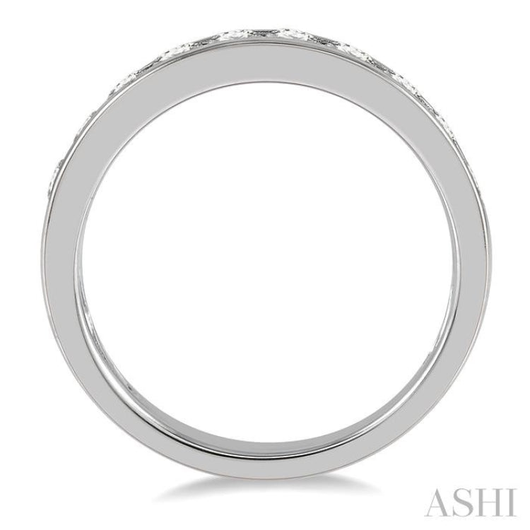 3/4 Ctw Channel Set 11 Stone Round Cut Diamond Wedding Band in Platinum