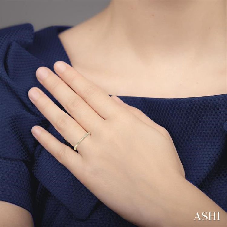 1/10 Ctw Round Cut Diamond Wedding Band in 14K Yellow Gold