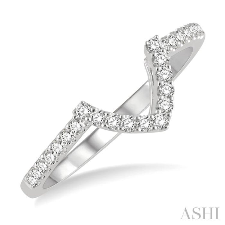 1/5 Ctw Chevron Center Round Cut Diamond Wedding Band in 14K White Gold