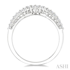 1/4 Ctw Curved Round Cut Diamond Wedding Band in 14K White Gold