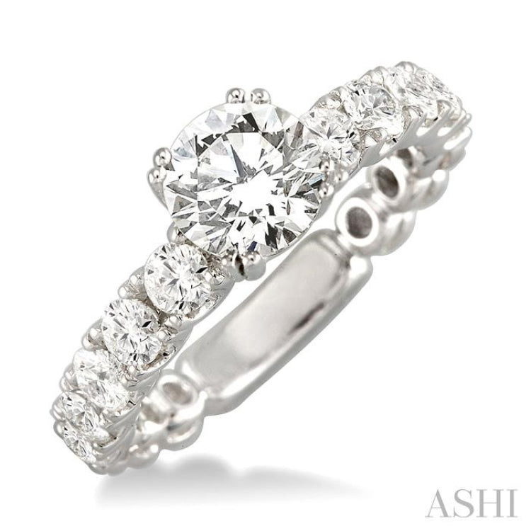 Round Shape Diamond Engagement Ring