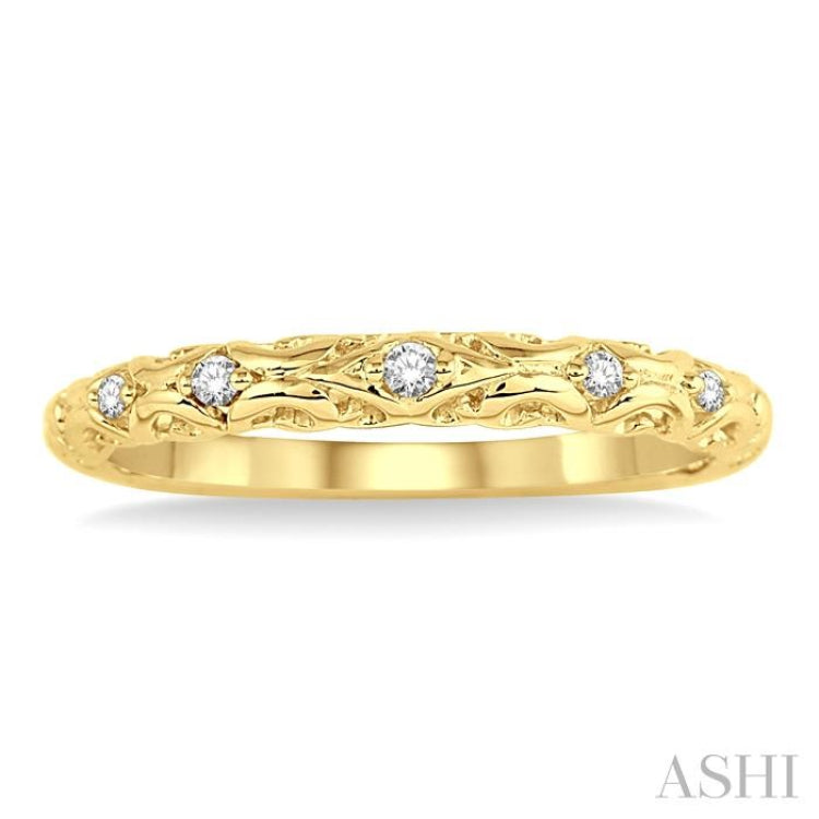 1/20 Ctw Round Cut Diamond Wedding Band in 14K Yellow Gold