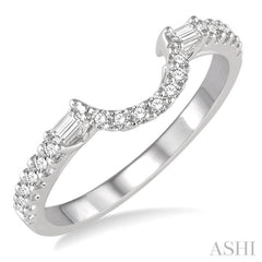 1/3 Ctw Crescent Shape Center Diamond Wedding Band in 14K White Gold