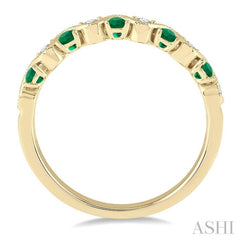 1.8 MM Emerald and 1/6 Ctw Round Cut Diamond Precious Waves Wedding Band in 14K Yellow Gold