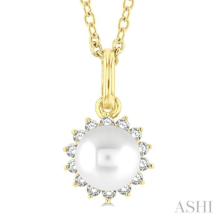 Pearl & Petite Halo Diamond Fashion Pendant