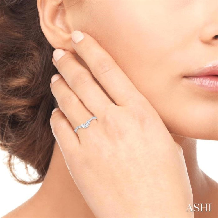1/4 Ctw Baguette Cut Chevron Centerpiece Round Cut Diamond Wedding Band in 14K White Gold