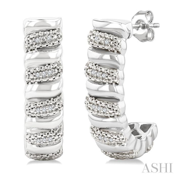 1/10 Ctw Bold Silver Ribbed Swirl Round Cut Diamond Pirouette Bold Half Hoop Earrings in Sterling Silver
