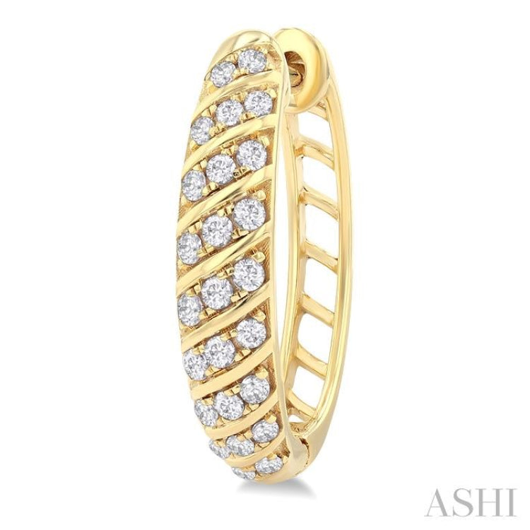 1/2 Ctw Ribbed Swirl Round Cut Diamond Fashion Hoop Earring in 10K Yellow Gold