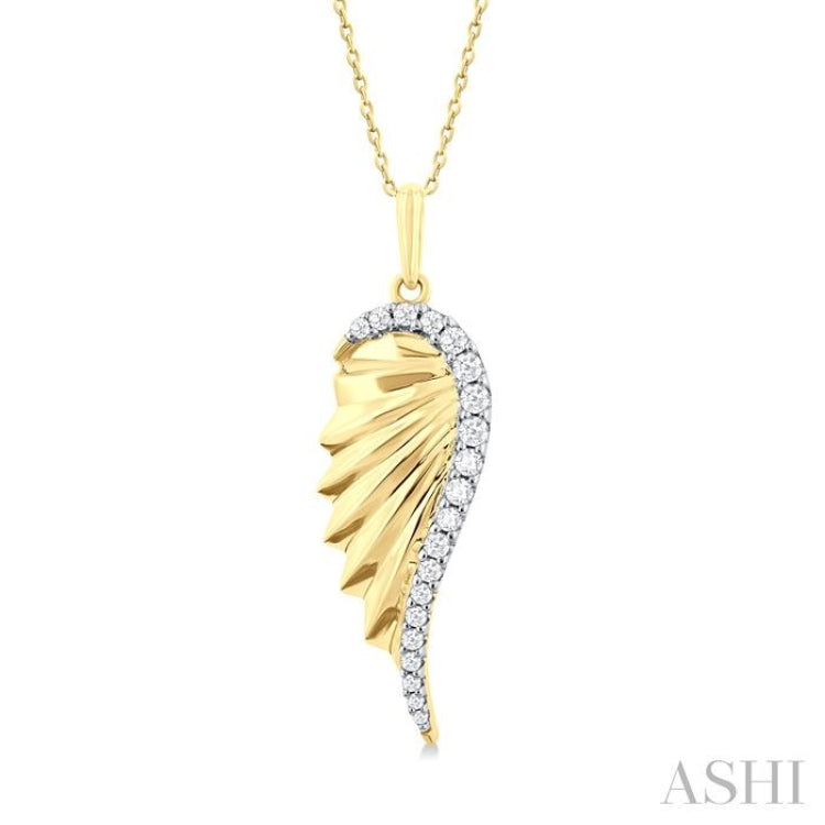 1/5 Ctw Fluted Texture Angel Wing Round Cut Diamond Fashion Pendant With Chain in 10K Yellow Gold