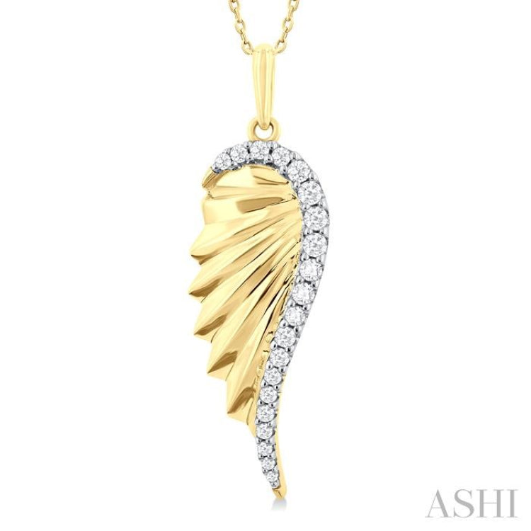 1/5 Ctw Fluted Texture Angel Wing Round Cut Diamond Fashion Pendant With Chain in 10K Yellow Gold